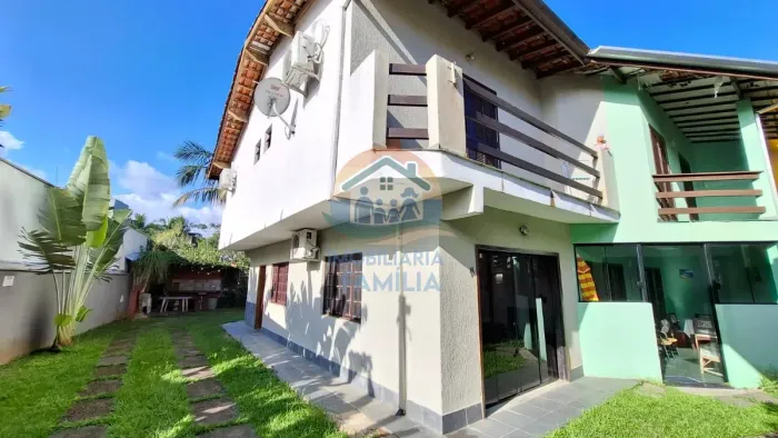 EXCELENTE SOBRADO EM CONDOMÍNIO SITUADO PRÓXIMO À PRAIA NO BAIRRO CAPRICÓRNIO I EM CARAGUA