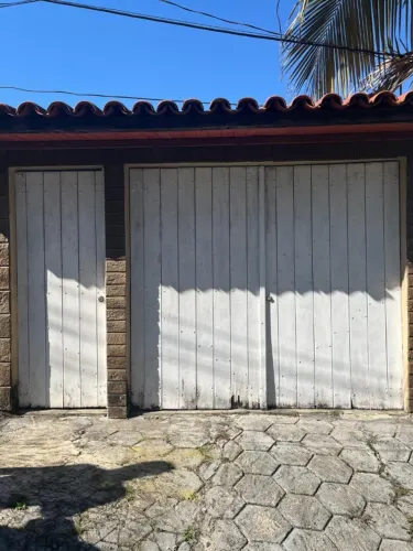Portão de garagem, portão social e duas grades de madeira