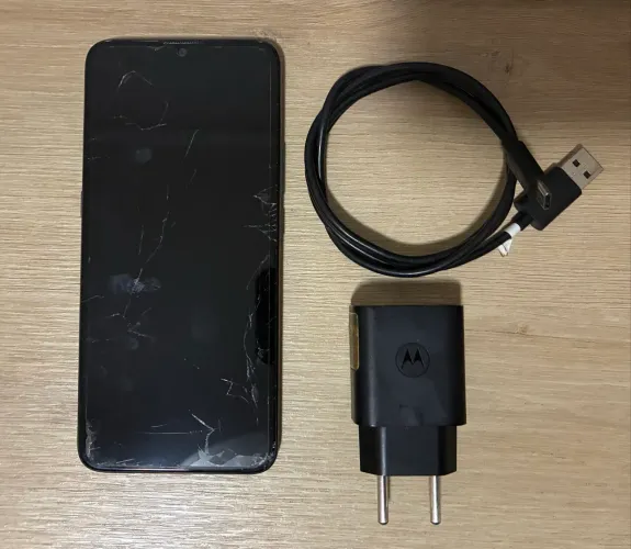 Smartphone Moto E7 32GB com Tela Trincada