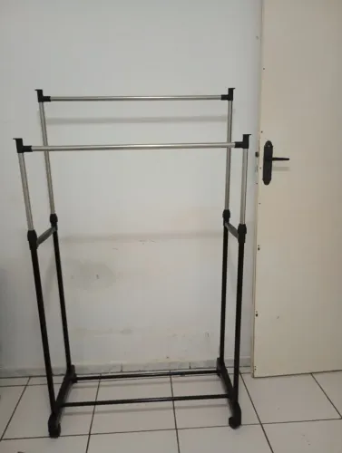 Arara dupla, regulável para roupas.
