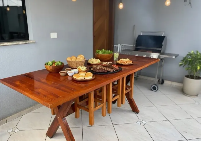 Mesa de churrasco com cadeiras