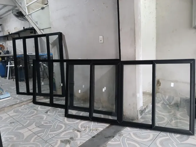 JANELAS, PORTAS, GUARDA CORPO, PORTÕES. 