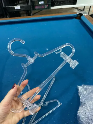 Cabides infantis acrílico giratórios e fixos