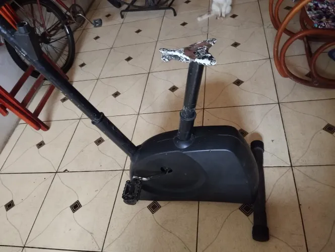 Bicicleta ergométrica usada faltando a cela