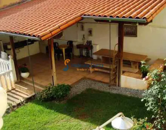 Casa com 5 quartos, 2 suítes, 3 salas, 3 banhos, 1 varanda, 3 vagas.