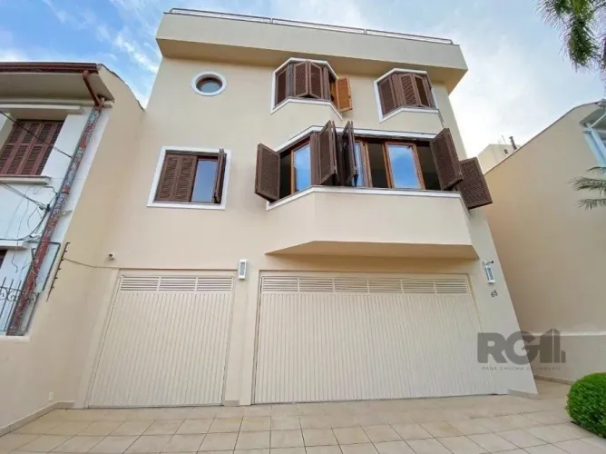 Excelente casa de 465m² com 3 dormitórios e 5 vagas de garagem.
