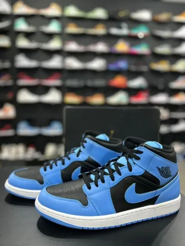 AIR JORDAN 1 MID "UNIVERSITY BLUE"