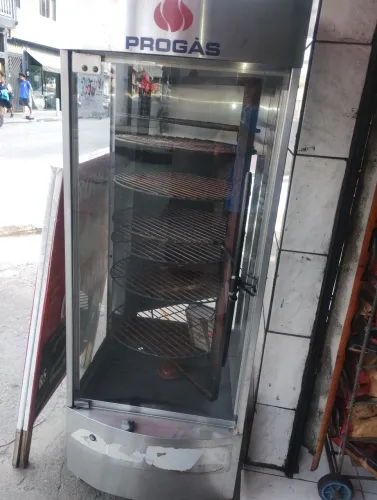 Máquina de assar giratória