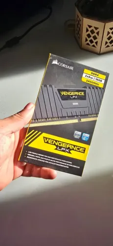 Memória RAM DDR4 16GB (2x8GB) Corsair Vegeance LPX 2400MHZ