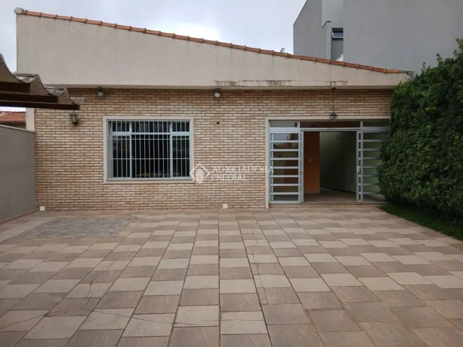Casa térrea no tradicional Bairro Campestre, em Santo André, com 225m² de área construída