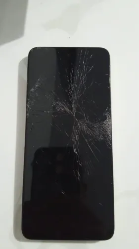 Celular com a tela quebrada mas funcionando normalmente