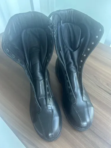 Bota preta de couro tipo coturno 