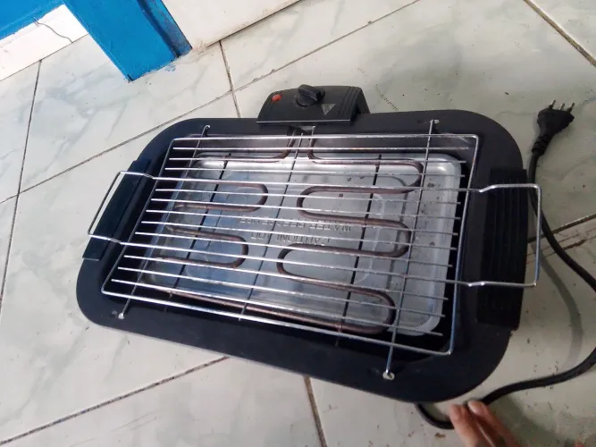 Vendo uma churrasqueira elétrica semi nova usada poucas vezes, não faço entrega.