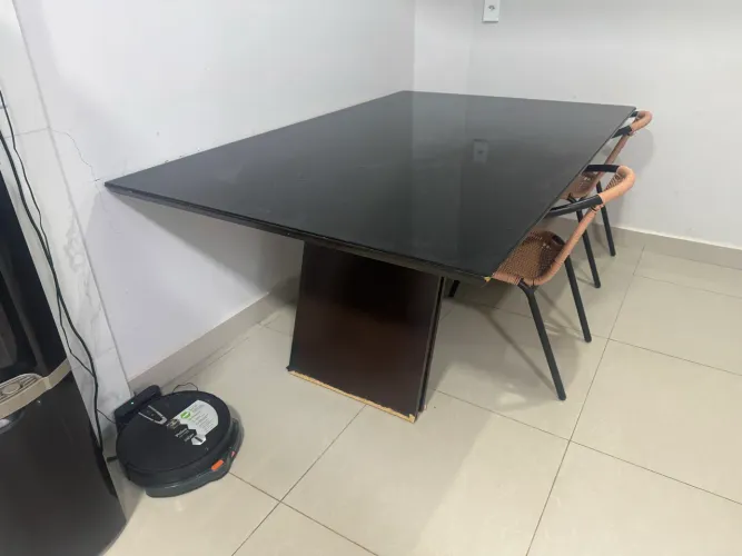 MESA COM TAMPO DE VIDRO