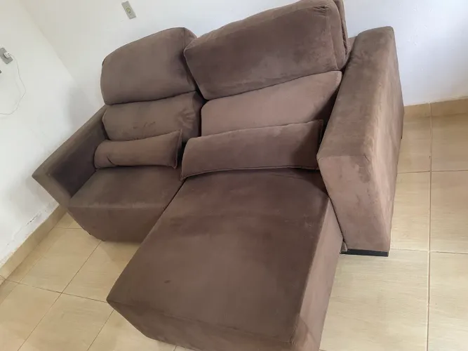 Vendo, Sofá retrátil, e mesa de plástico 4 cadeiras.