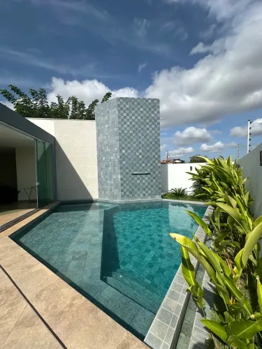 Casa 4 quartos sendo 2 suítes. Piscina e área gourmet. Energia solar.