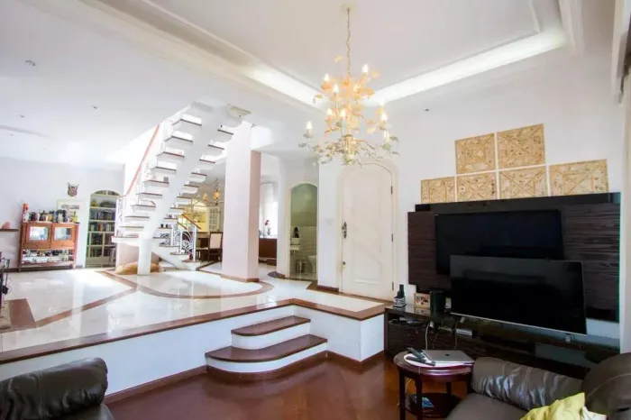 Sobrado à venda no Paraíso (Santo André) | 4 dorms (2 suítes), 352m² e piscina