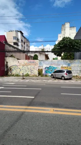 Terreno na Av. Paulo VI, Pituba. 500,00m², 16 m de frente para à Avenida, laterais 32 metr