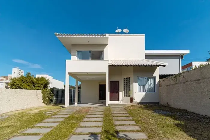 Casa para locação em Coqueiros com amplo terreno