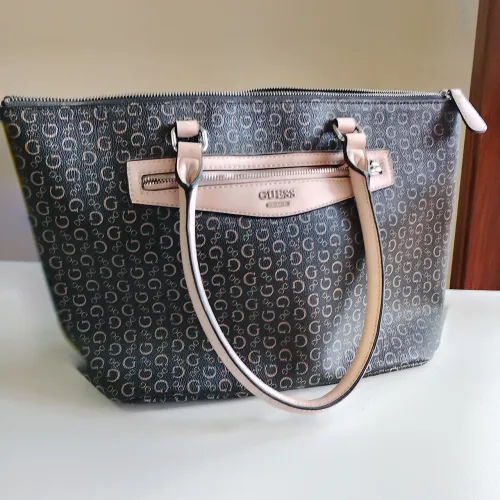 Bolsa Guess tipo sacola marrom forrada