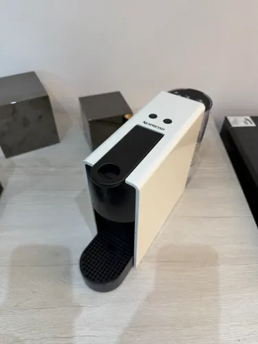 Cafeteira Nespresso Essenza mini 220v