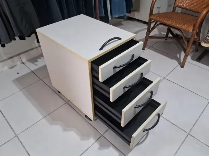 Gaveteiros marca Giroflex com 04 gavetas em aço e rodinhas