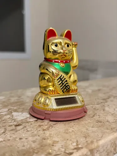 Maneki neko - gato da sorte japonês, balança a patinha, energia solar