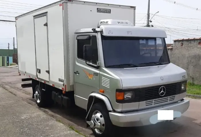 Mercedes-Benz 710 Baú - Ano 2010
