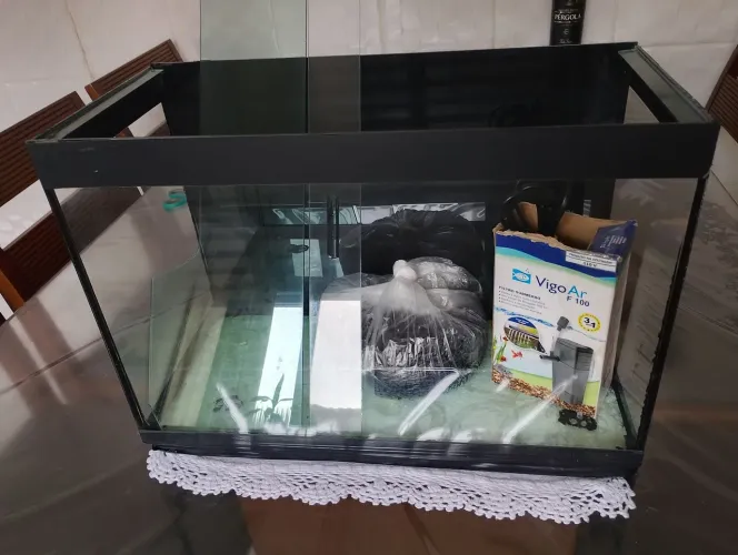 Aquário de 20 litros ( com filtro e pedrinhas de carvão ativado )