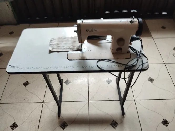Máquina de costura usada Elgin 