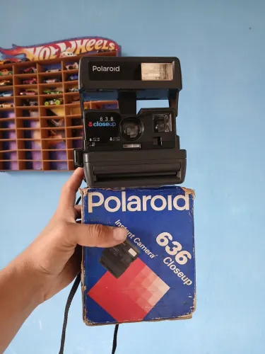 Câmera analógica polaroid 636 closeup na caixa