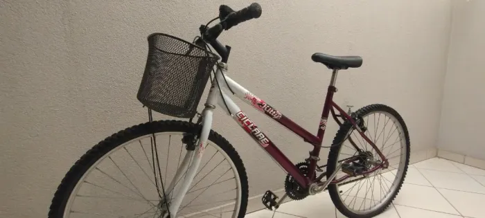 Bicicleta feminina com cesta 