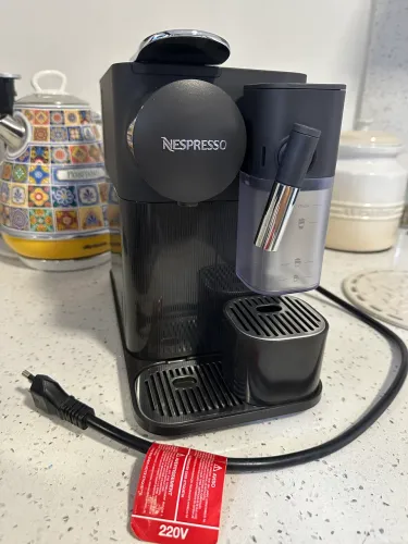 Cafeteira nespresso Latissima one ?nova?