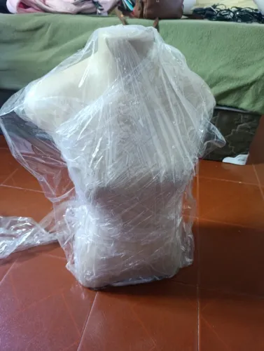 Vendo 5 manequins meio corpo, 2 masculinos e 3 femininos