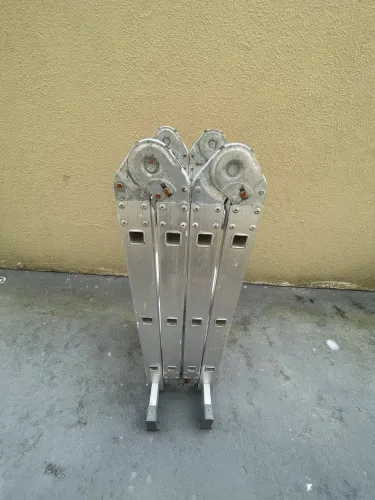 Escada articulada em alumínio 12 degraus