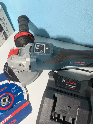 Esmilhadeira Bosch com controle de rotação digital usada 1x