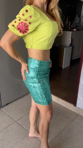 Saia de paetês e cropped. Saia R$ 15 . Cropped R$ 20