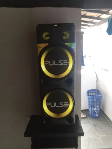 Caixa de som semi-nova tá na garantia