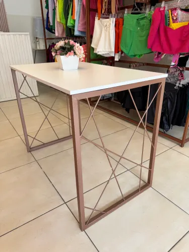 Mesa centro de loja em metalon