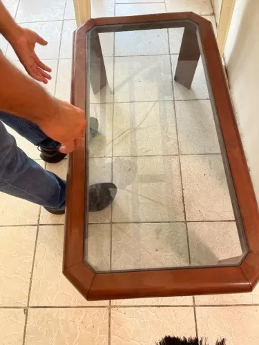 Mesinha de centro de vidro e madeira