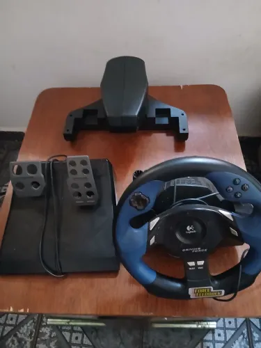 Volante Logitech com pedal ps/pc
