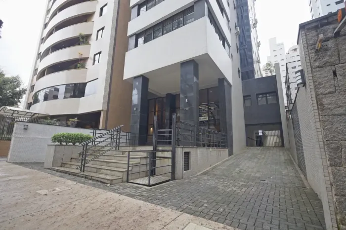 Consultório mobiliado para venda tem 69 metros quadrados em Bigorrilho - Curitiba - PR