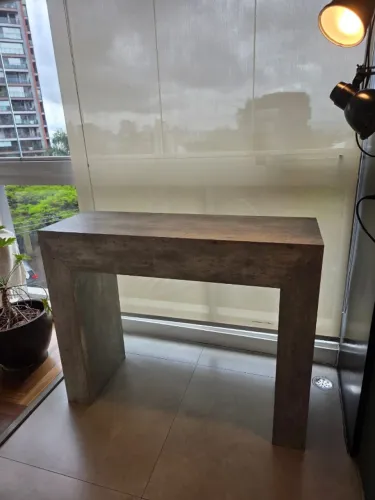 Aparador em madeira com acabamento cimento queimado | 120 cm