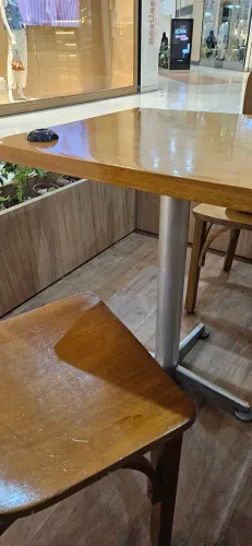 Conjunto de mesas quadradas com 4 cadeiras