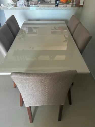 Mesa de jantar com 5 cadeiras sofisticada