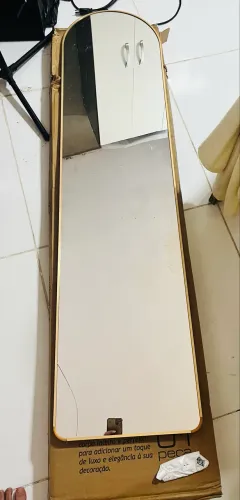 Espelho oval de chão, corpo inteiro.