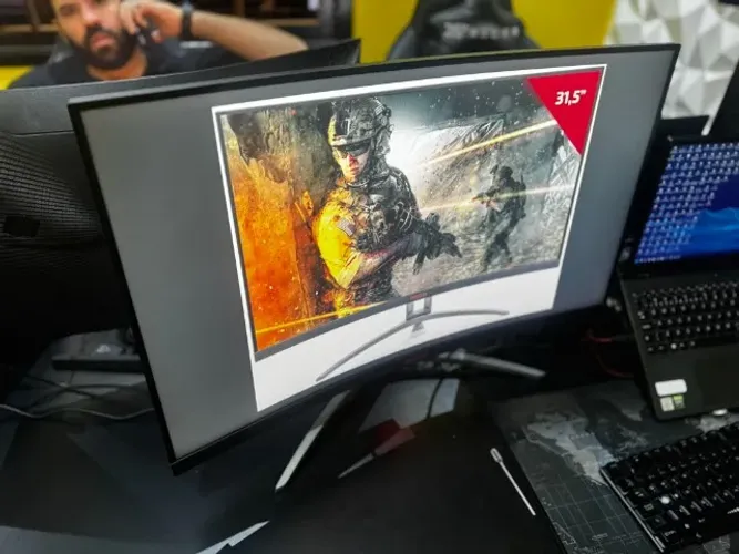 Monitor Gamer AOC AGON 31,5 - Curvo 144Hz - Full HD - 1ms