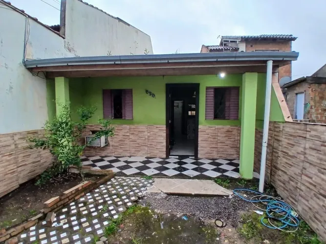 Casa 2 dormitórios no bairro Hípica com pátio