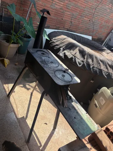 Vendo fogão de lenha ferro puro