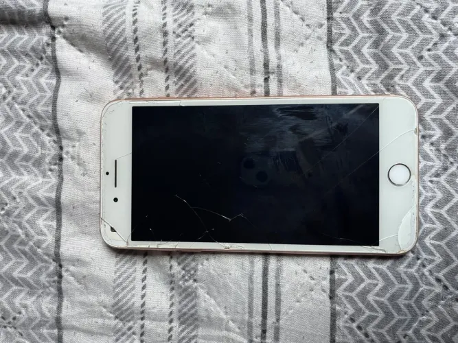 Vendo iPhone 8 Plus usado razoável 72% de bateria único defeito é o botão que nao pega